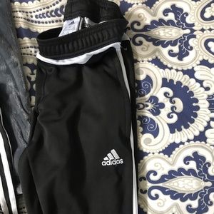 Adidas kind of joggings